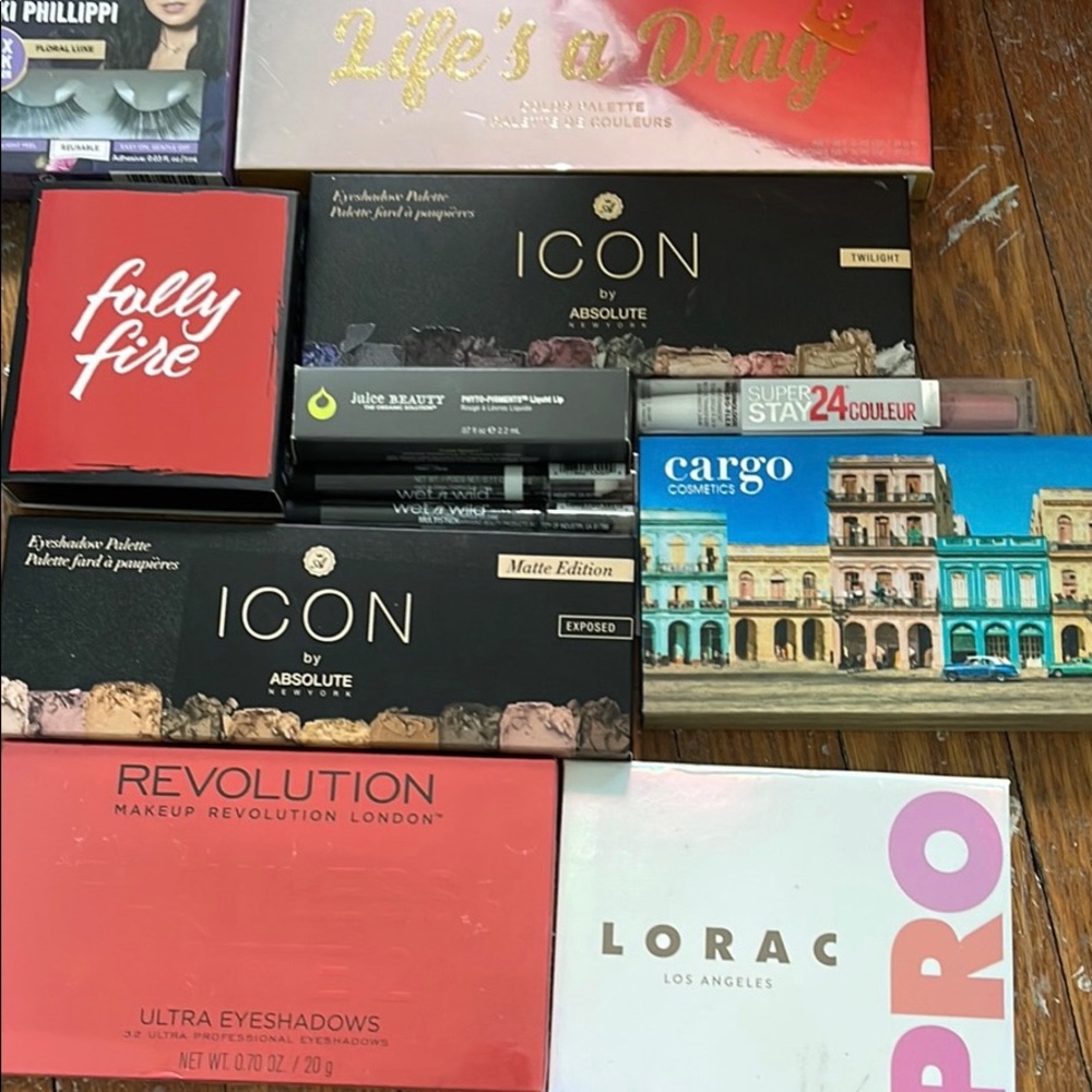 Multiple makeup items - Picture 2 of 5